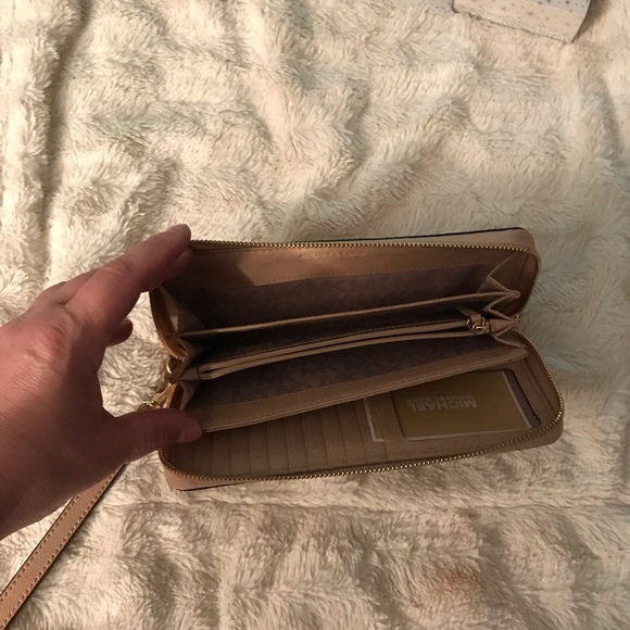 Michael Kors wristlet wallet - Picture 4 of 5